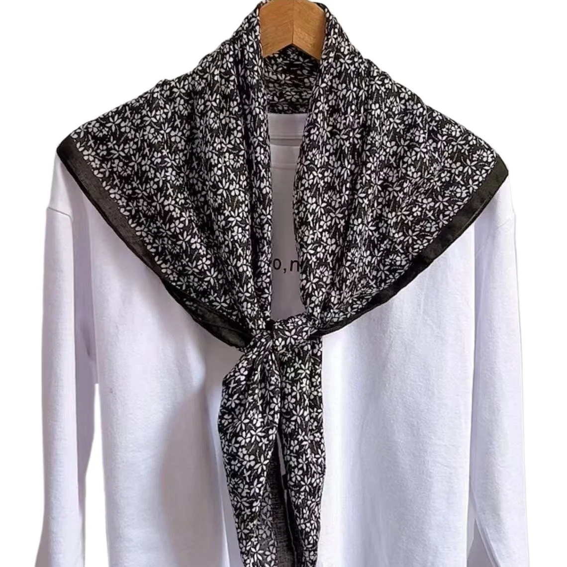 1 piece of 90 square scarves, elegant and fresh, small floral temperament, outer shawl clothing accessories, travel photography