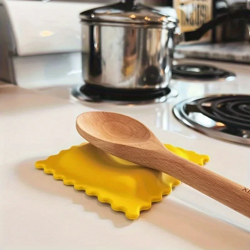 1pcs Heat Insulating Silicone Soup Spoon Rest Cartoon Biscuit Shape Anti-Scalding Kitchen Gadget Mat