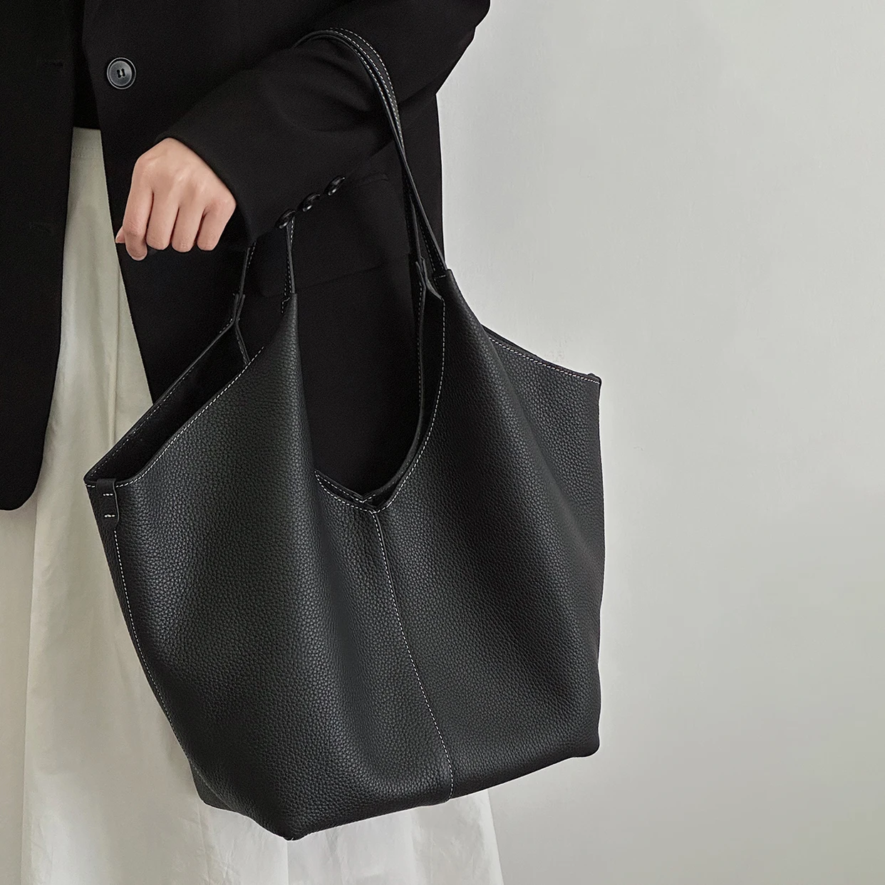 Sac fourre-tout en cuir de vache avec couche supérieure, nouveau design de niche, sac à main simple de grande capacité pour les déplacements, sac à bandoulière sous les bras pour dames, 2025