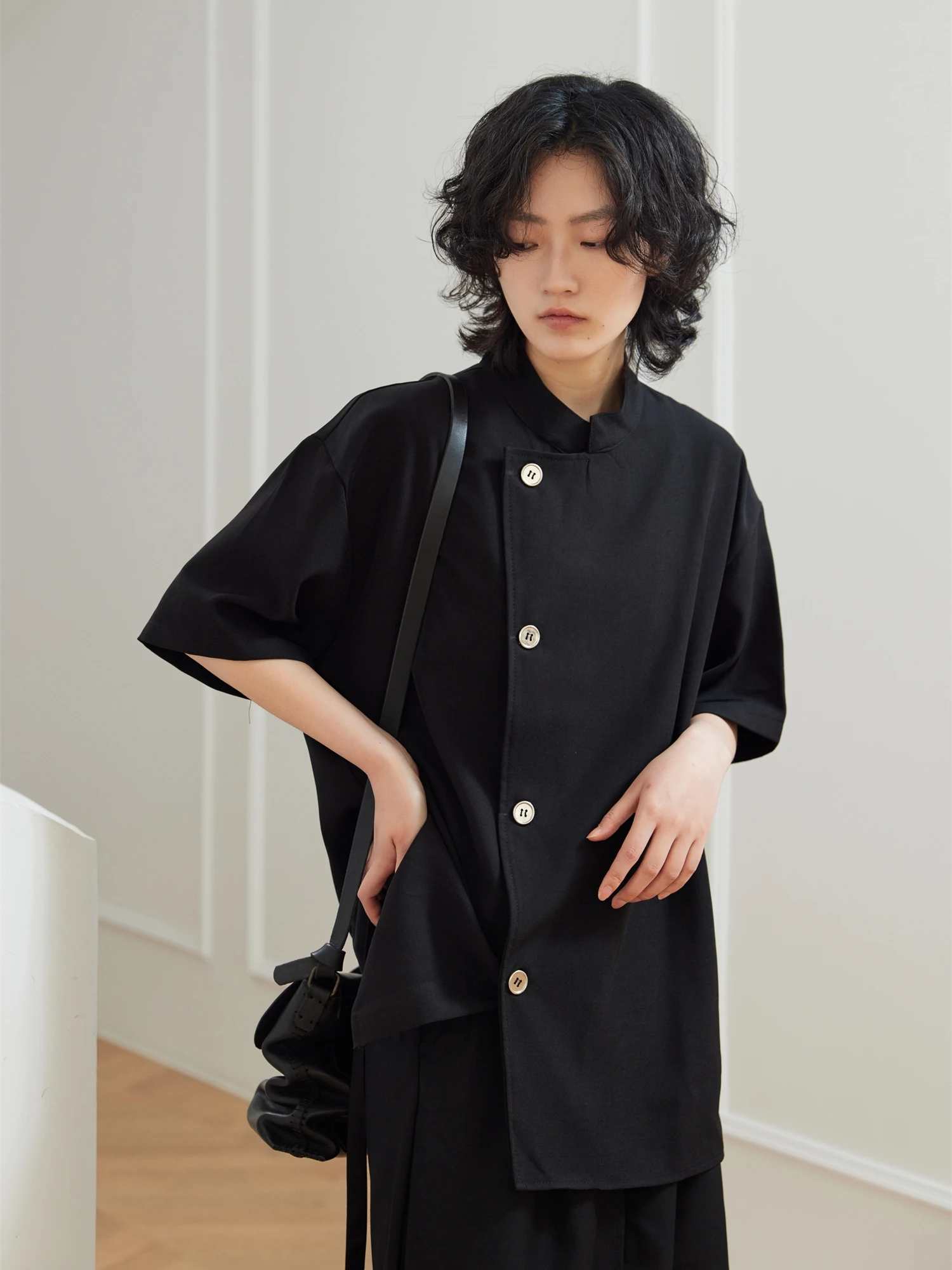 

Sunyvonne22ss Dark Mode New Chinese Style Short Sleeve Shirt Stand Collar Button Placket Pure Color Original Design