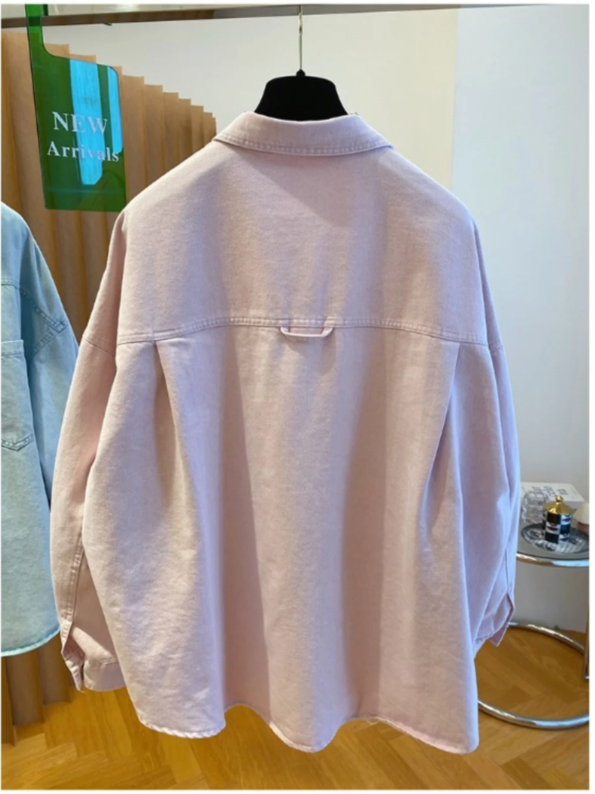 Luźny długi płaszcz jeansowy damski na wiosnę 2025, nowy, elegancki, różowy, casualowy, klasyczny kołnierz, odzież wierzchnia, modny płaszcz damski.