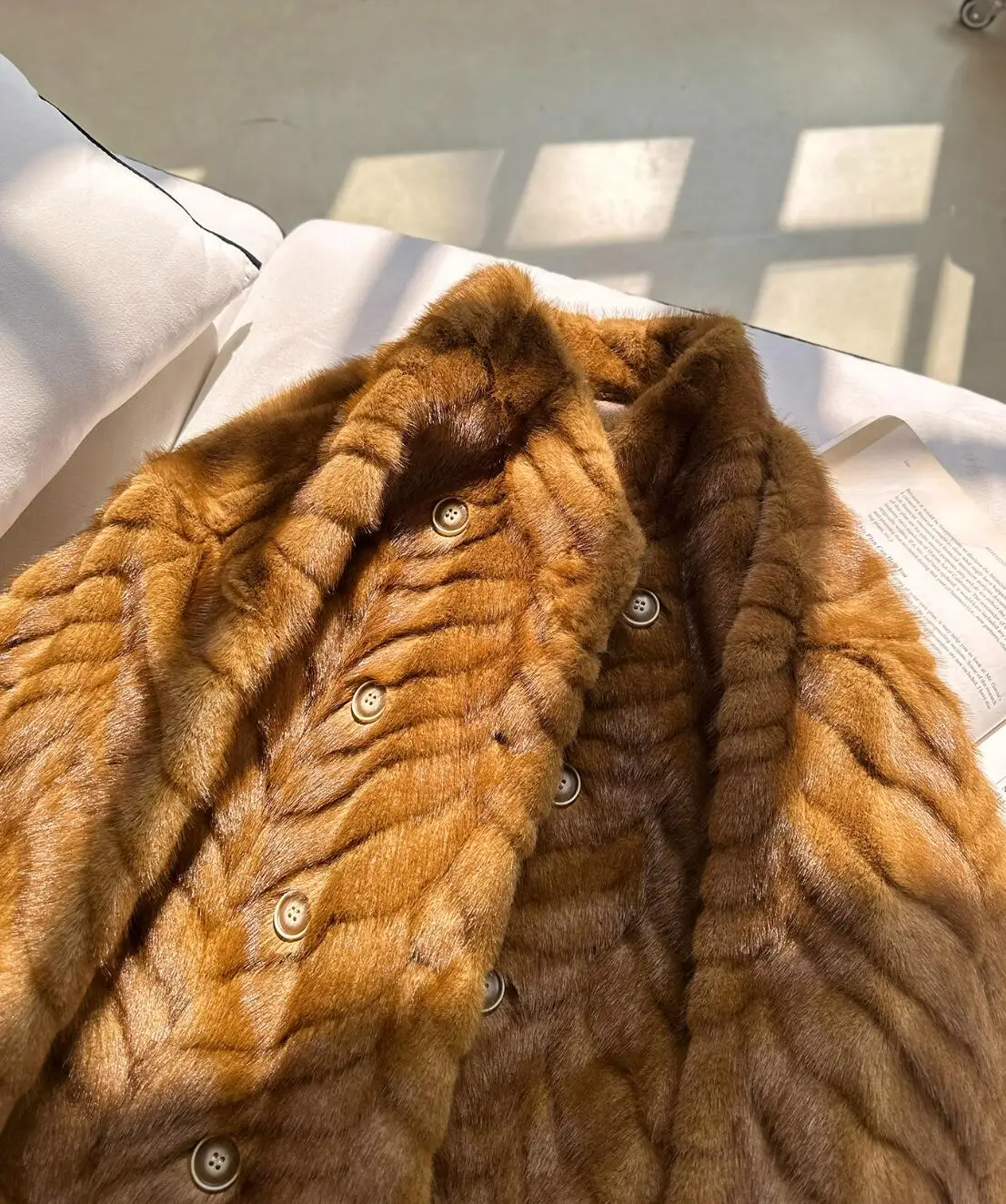 Nowy zimowy płaszcz z imitacji futra norek z wzorem falowym, elegancki, damski, dwurzędowy, zapinany na guziki, z długim rękawem, średniej długości, ciepły.