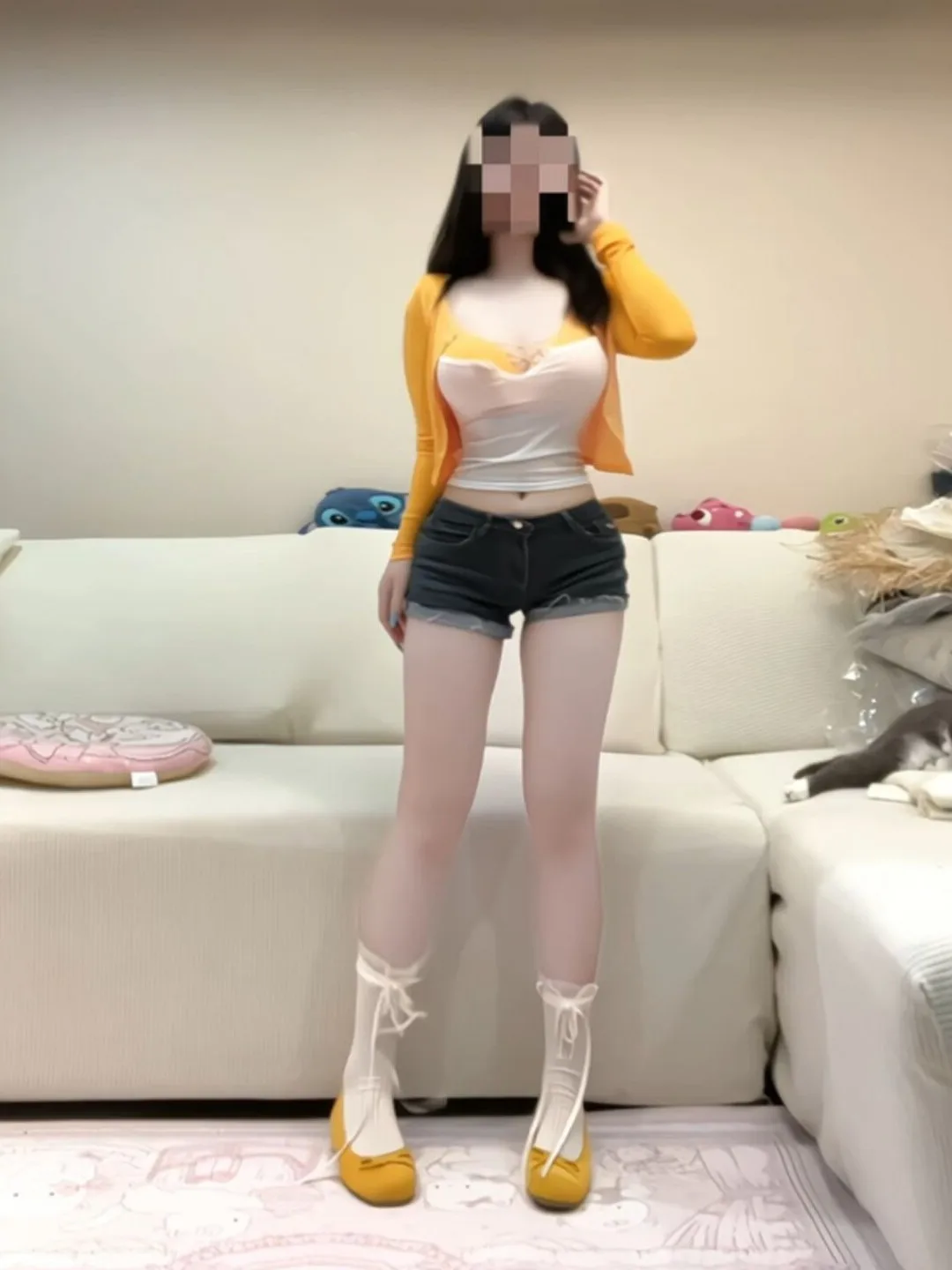 

Модный вязаный открытый кардиган, белый жилет и комплект из двух предметов: топ на бретельках и брюки. Элегантный наряд. Весна 2026. Женский комфортный комплект.