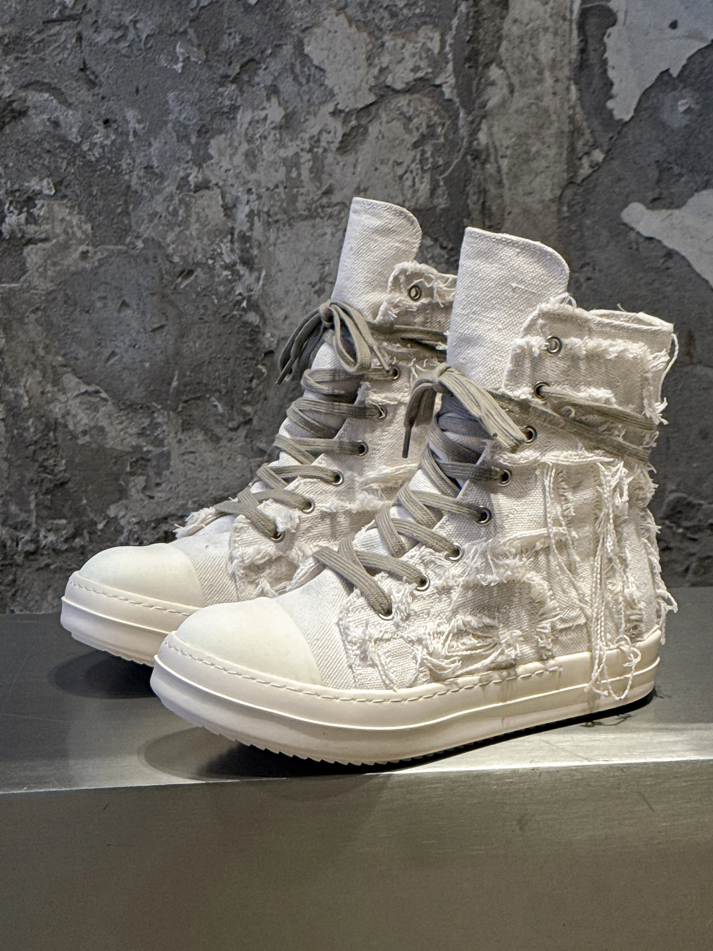 

New 2025 High Top Canvas Shoes Men Women Casual Thick Bottom Tassel Boots Leisure Trendy Short Boots Zipper Closure All Seasons