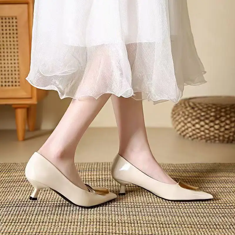 

Women's Spring and Autumn Metal Buckle Embellishment Pointed Closed Toe Comfortable Single Shoes Women New Fashion Vintage Shoes