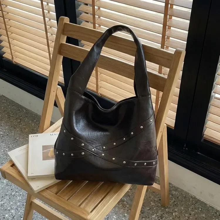 

Сумка-тоут 2026 в стиле ретро с заклепками, большая вместительная сумка через плечо для женщин, модный ретро-дизайн