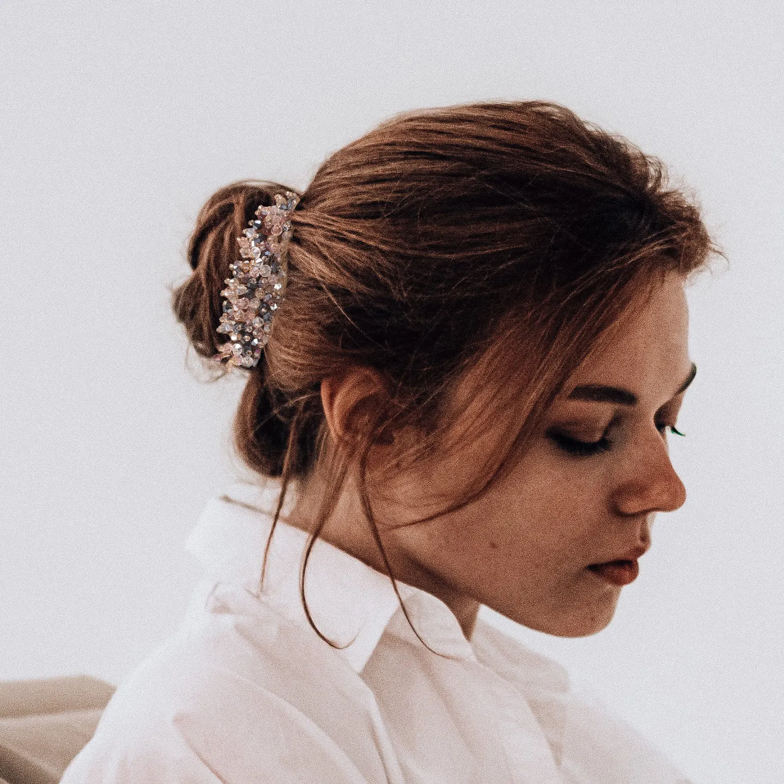 

Легкий формовщик для пучков волос с камнями, для быстрого и надежного создания объемных пучков, подходит для тонких, густых, коротких и длинных волос.