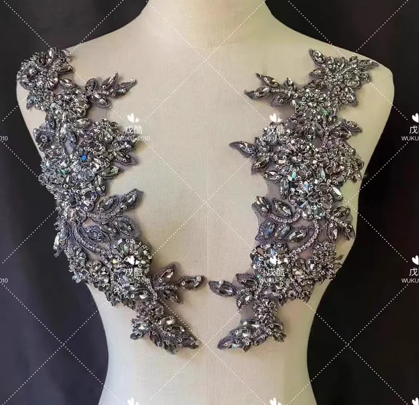 Hand-made beading, rhinestone beading, embroidered lace, and embroidered decoration of the bride's wedding dress on the cloth.