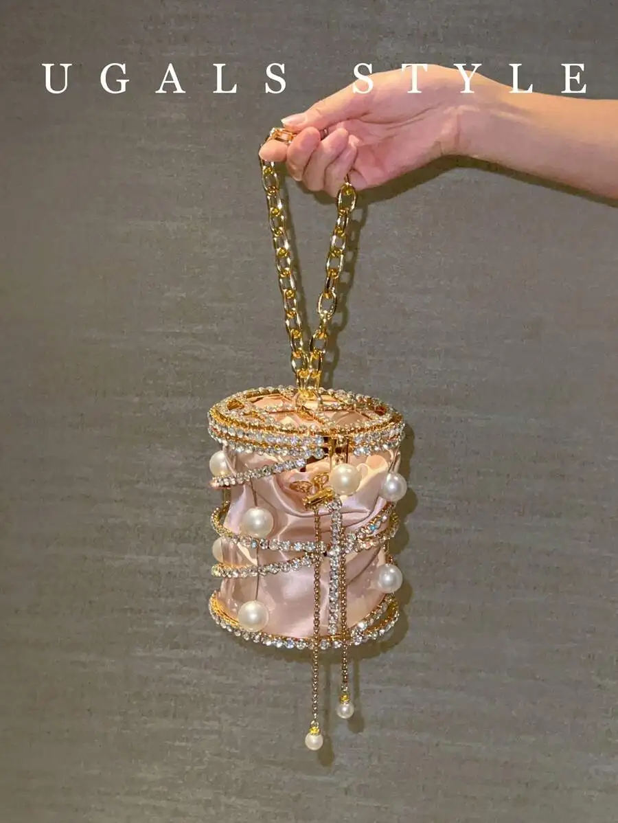 

Элегантный розовый атласный клатч-ведро со стразами и жемчужными вставками для вечерних мероприятий