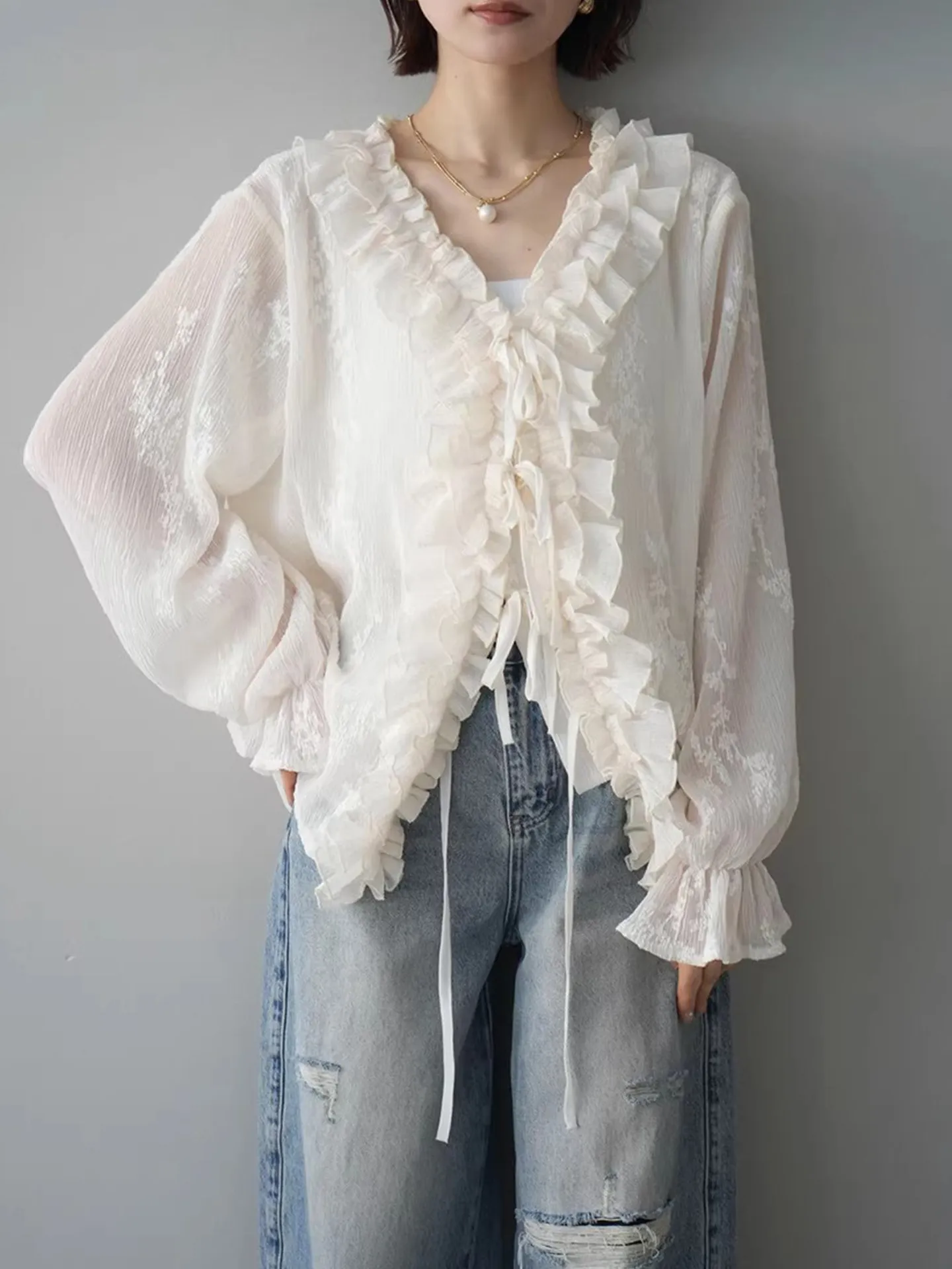 

Женская белая кружевная блузка Clothland с рюшами и расклешенными рукавами, прозрачная, модная, с завязками, топы для женщин LB434