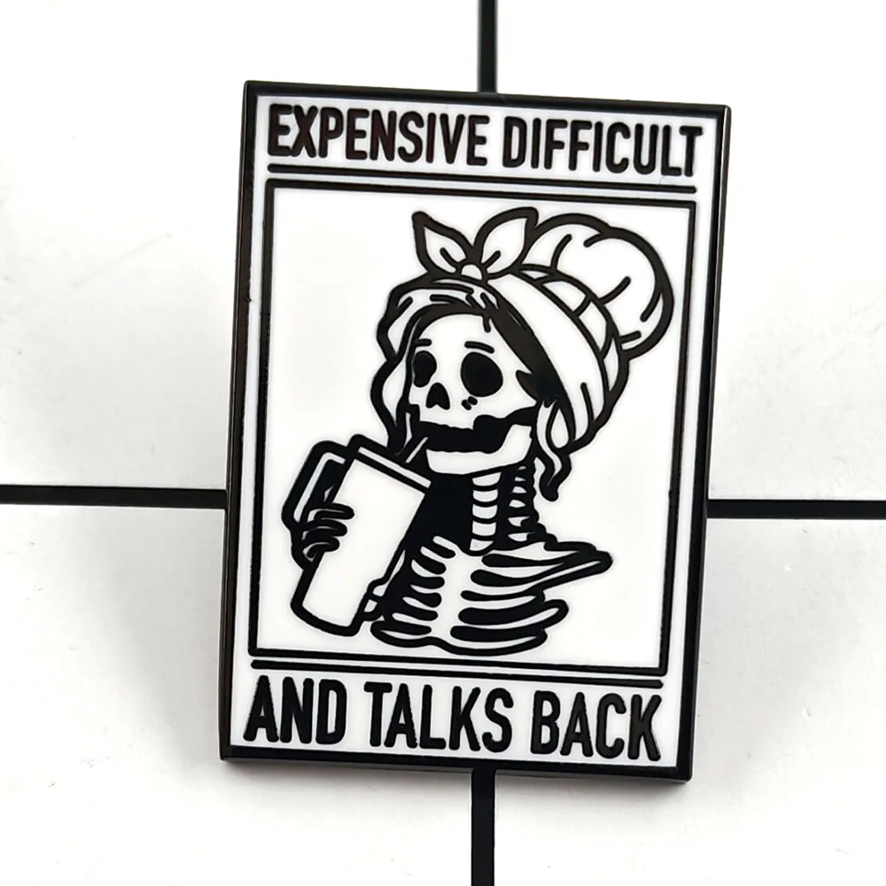 Broche caro, difícil y habla hacia atrás, divertida bebida, calavera, señora, Pin de solapa, palabras asadas, insignia blanca y negra, accesorio de Collar de moda