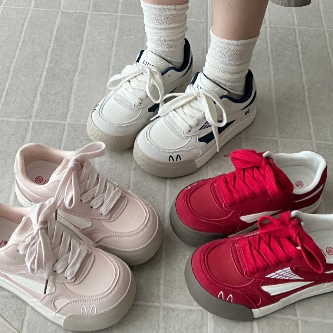 

2026 женская новая повседневная обувь, весенне-осенние дышащие удобные винтажные кроссовки, модные уличные нескользящие кроссовки на шнуровке