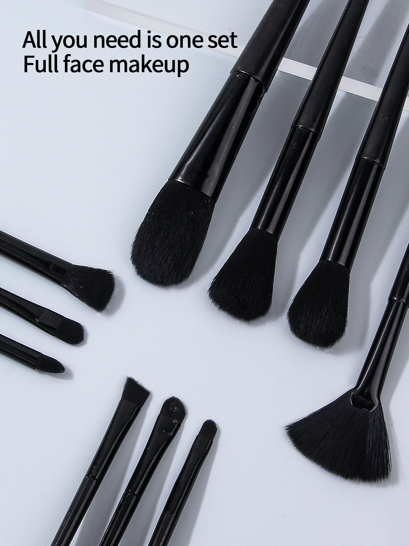 Le ensemble de pinceaux de maquillage professionnels de 11 pièces comprend 10 pinceaux de maquillage noirs et 1 sac de rangement portable pour pinceaux de maquillage