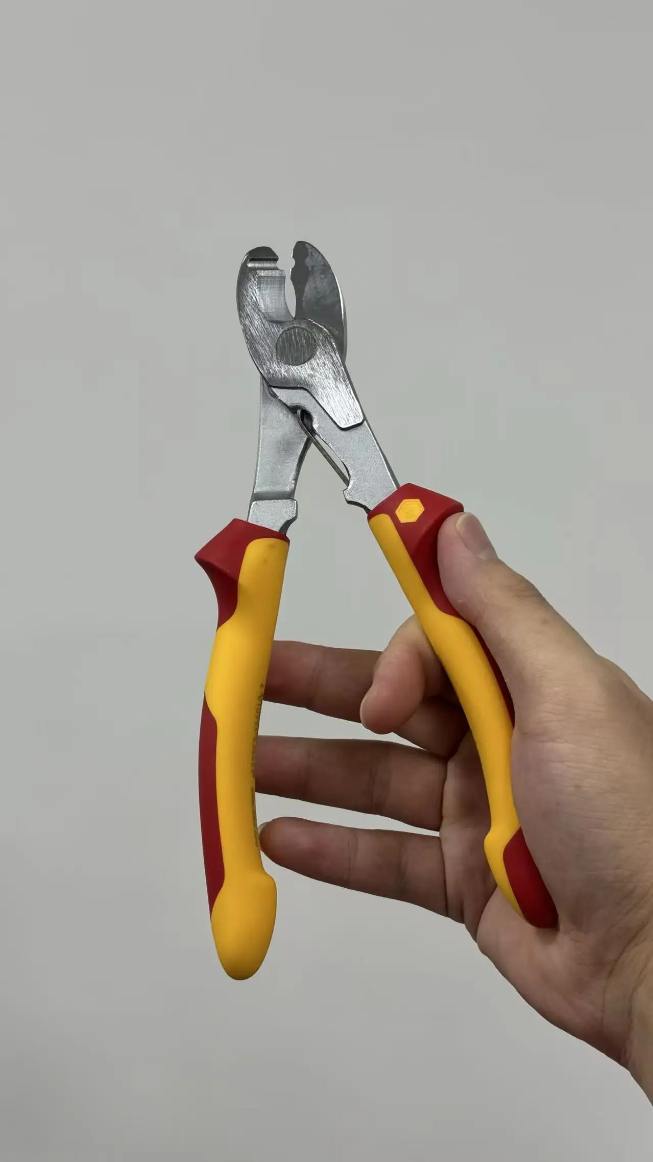 Wiha 43662 VDE Insulated Cable Cutter, Red/Yellow 1000V Rated, for Safe Electrical Wire Cutting