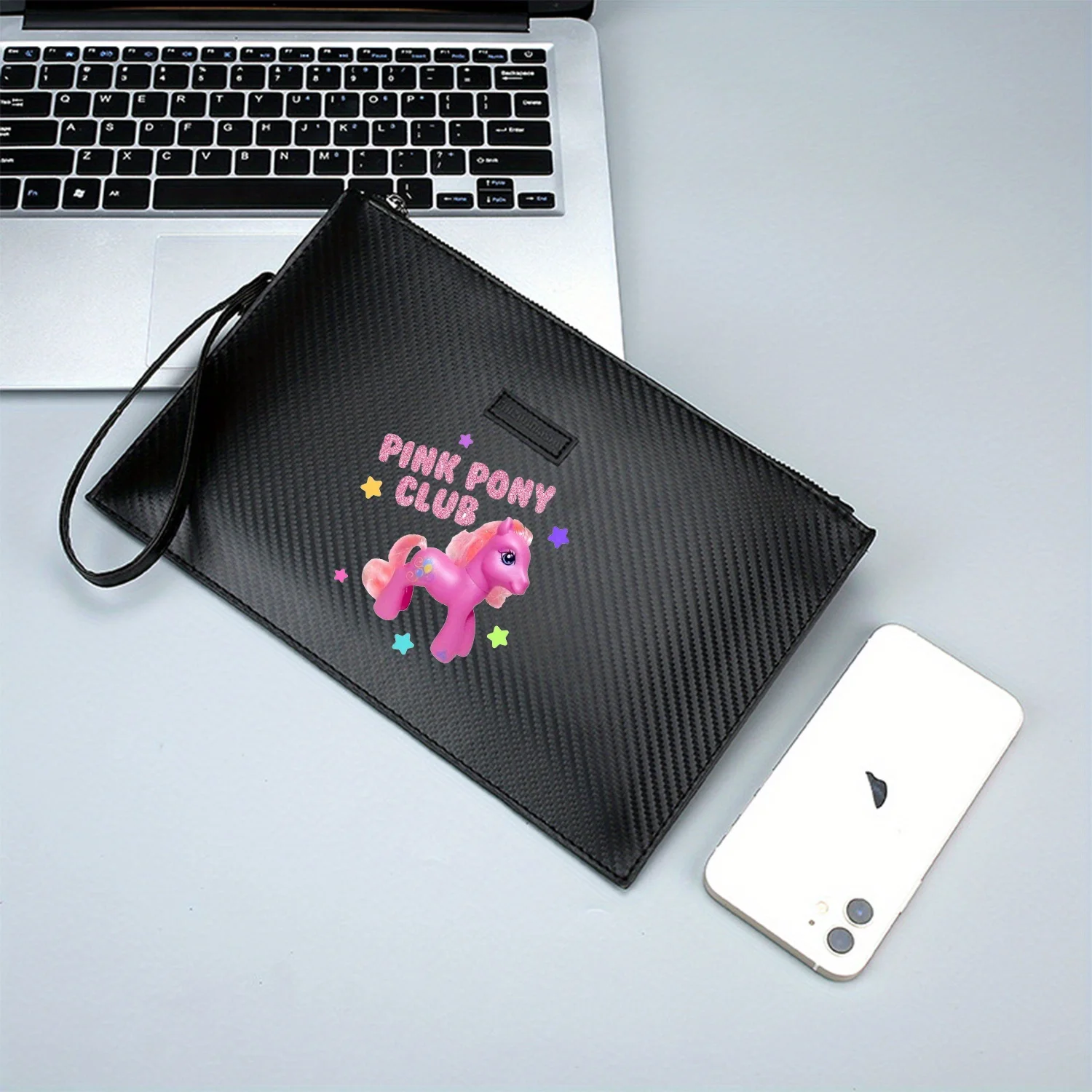 المهر الوردي، النادي، النجوم، بريق. حقيبة يد رجالية أنيقة مطبوعة من البولي يوريثان عصرية وعملية للحمل اليومي