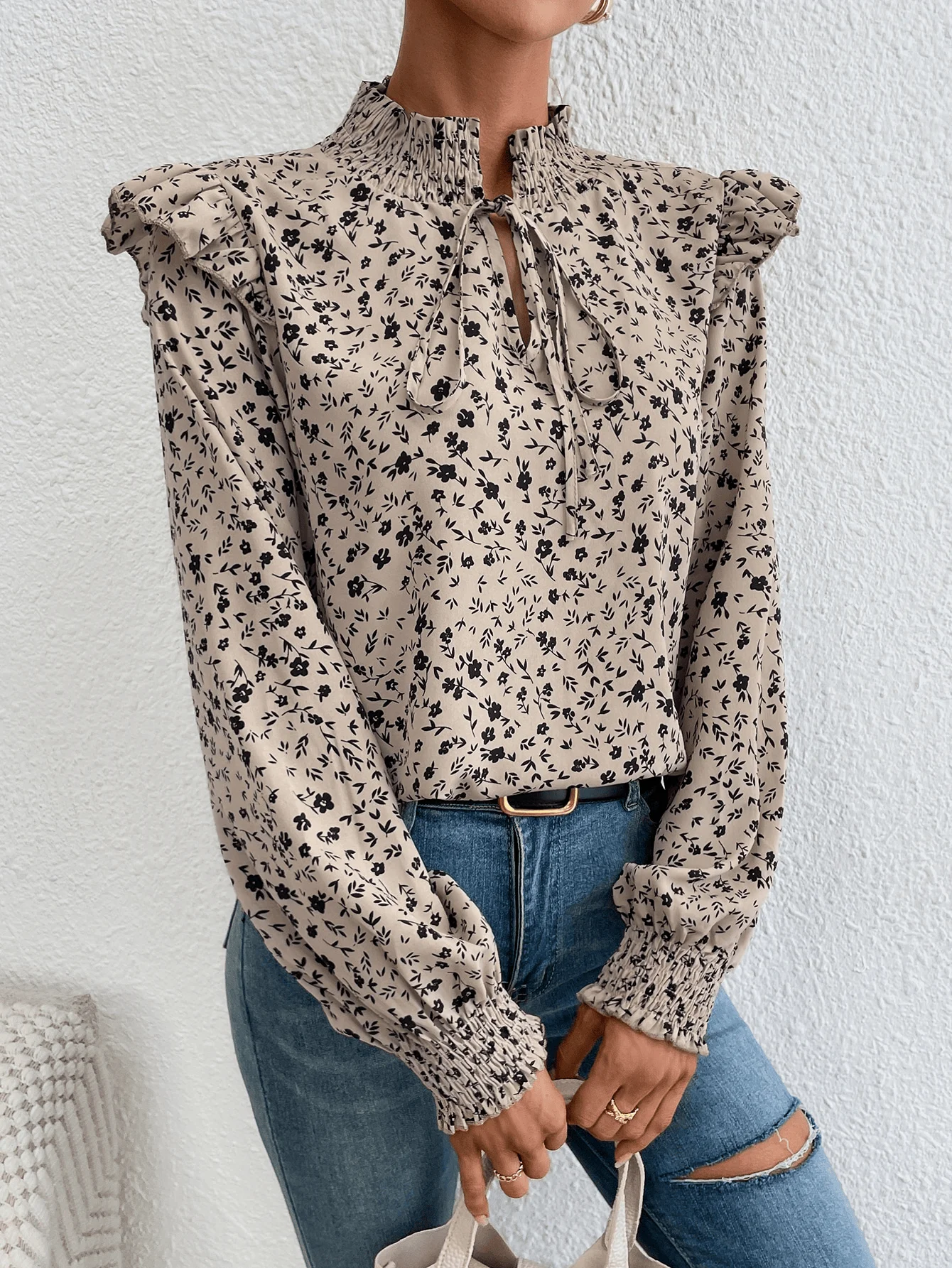 Spring and Autumn New product: Black fungus edge Round neck small floral print off-the-shoulder bubble long-sleeved shirt for wo