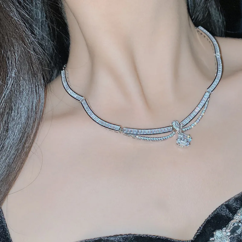 2026 fashionable new heavy-weight luxury T-shaped diamond necklace, dazzling star cluster high-carat diamond choker for Women