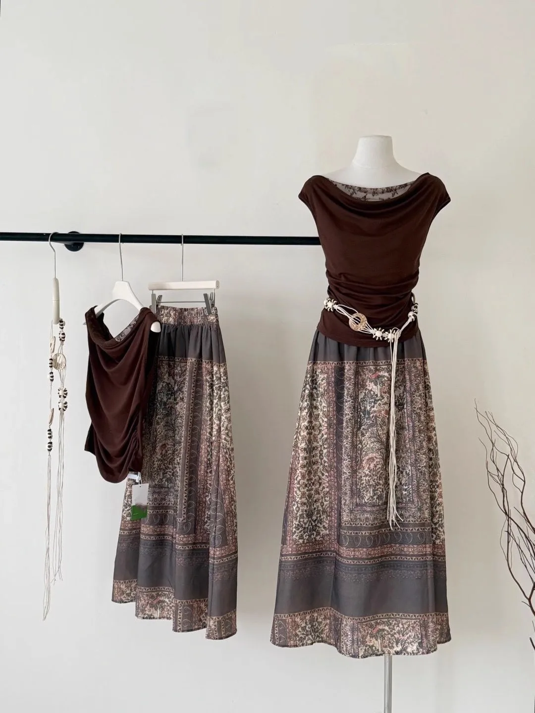 

Bohemian Style Two-Piece Set Women's Summer Brown Side Shoulder T-Shirt with Wasteland Skirt Fashionable Casual Outfit