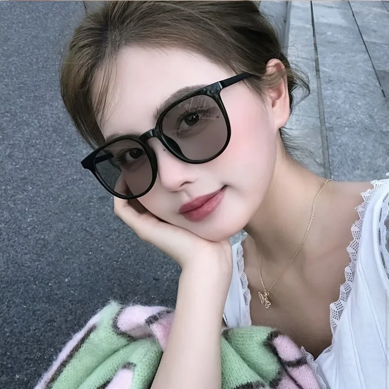 1‑Pack Korean Black‑Frame Photochromic Sunglasses, Face‑Slimming Unisex Tea Lenses, Versatile Daily Fashion Eyewear