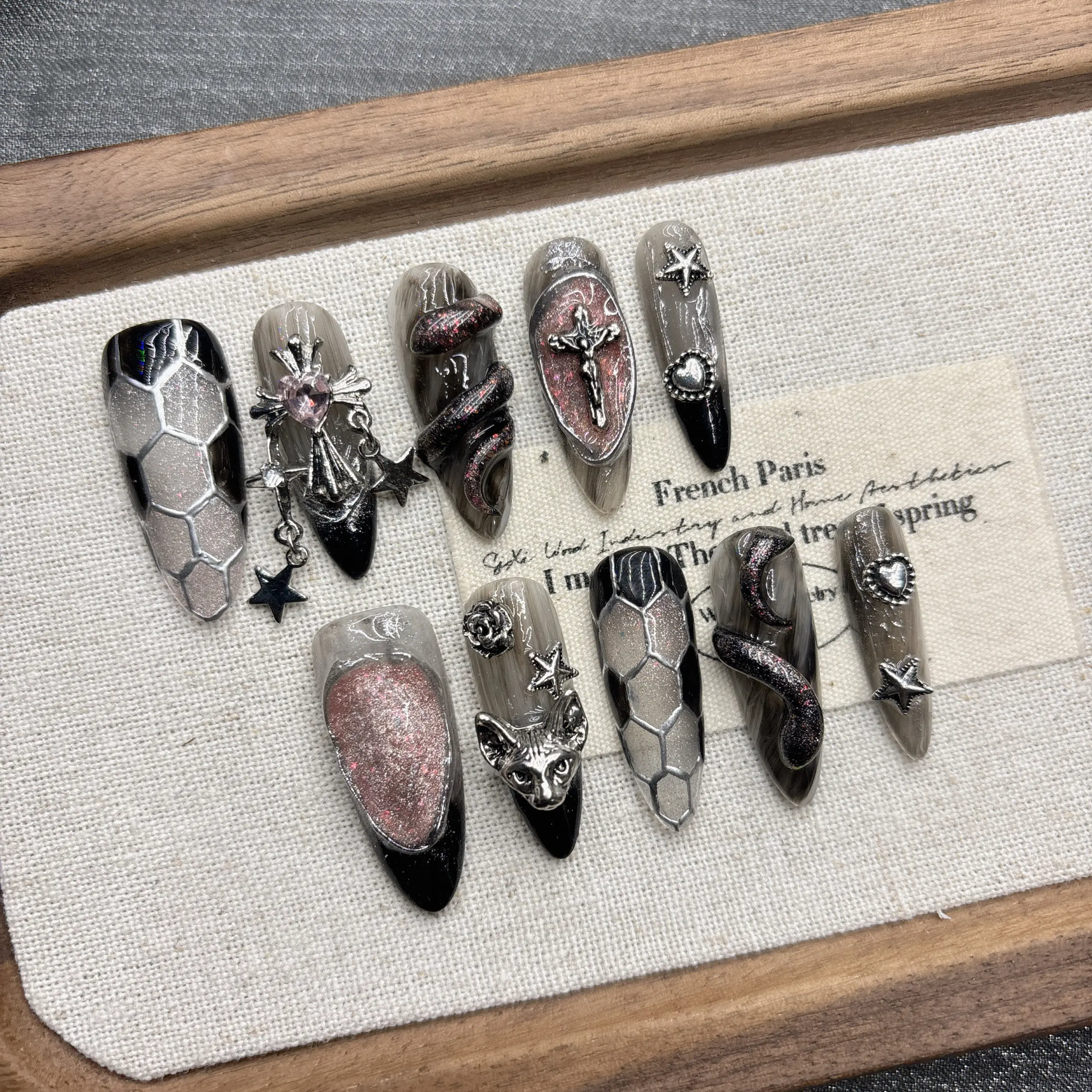 

Накладные ногти с принтом темной змеи, очень длинные, в форме ковчега, с 3D-украшениями в виде змеи, кошки и креста, черно-серебряный градиент, прочные, стильный набор для нейл-арта