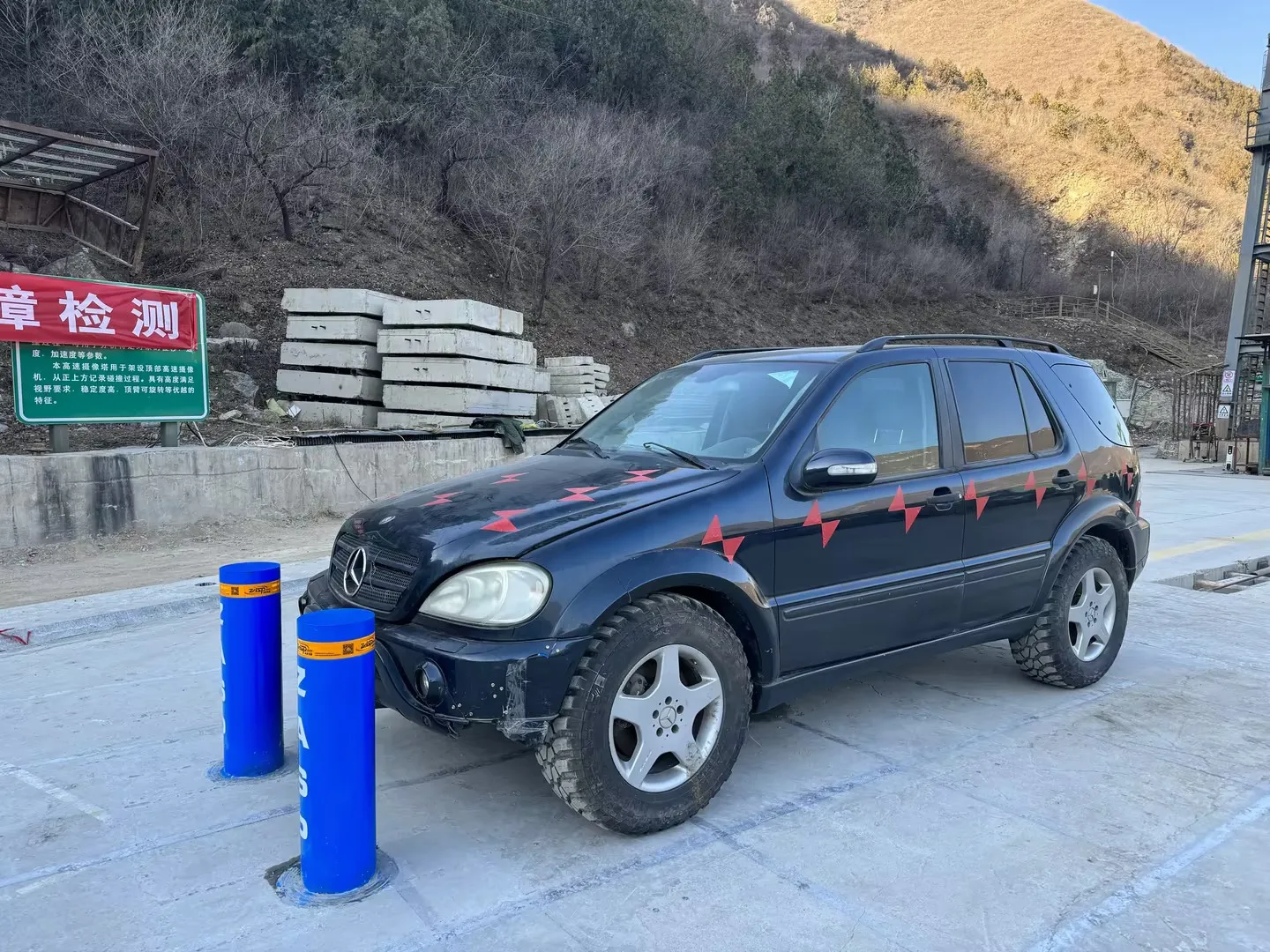 เสากั้นจราจรแบบติดตั้งถาวรเพื่อความปลอดภัยของผู้เดินเท้า