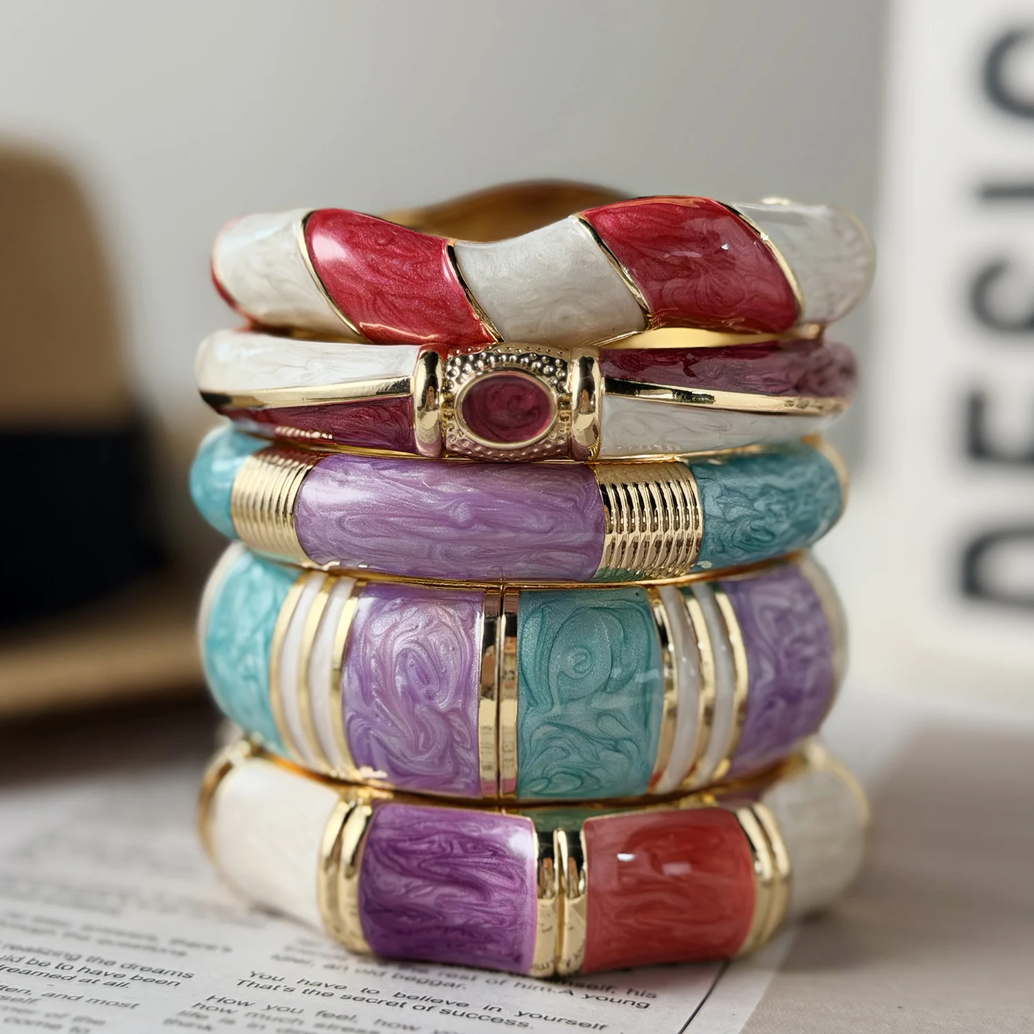 Modische Böhmische Bunte Emaille-Armreifen für Frauen Punk Goldfarben Geometrische Feder-Armreifen Charms Party-Schmuck Geschenke – Detail 4