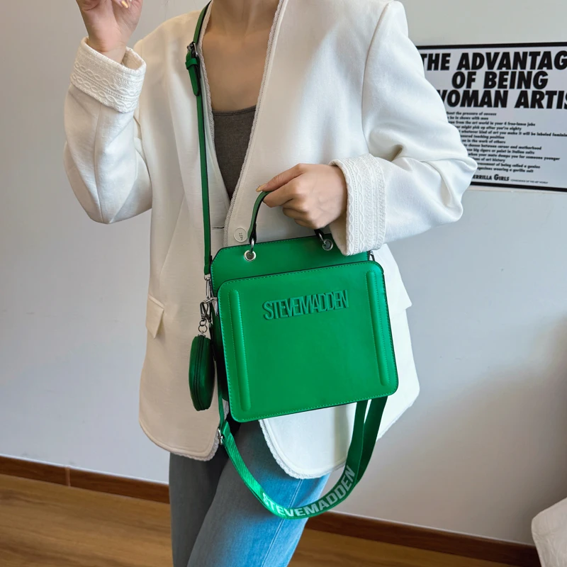 Sacola de luxo curada, forma estruturada espaçosa, sutil corte a laser, silhueta exclusiva para escapões elegantes e sem esforço