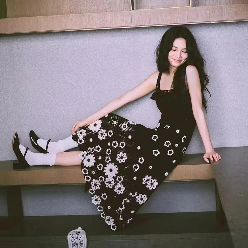 

Slim-fit Suspender Skirt Dance Party Fashion Daisy Hook Flower Black Hollow Long Skirt 2025 Summer New MA Luxury Designer Brand