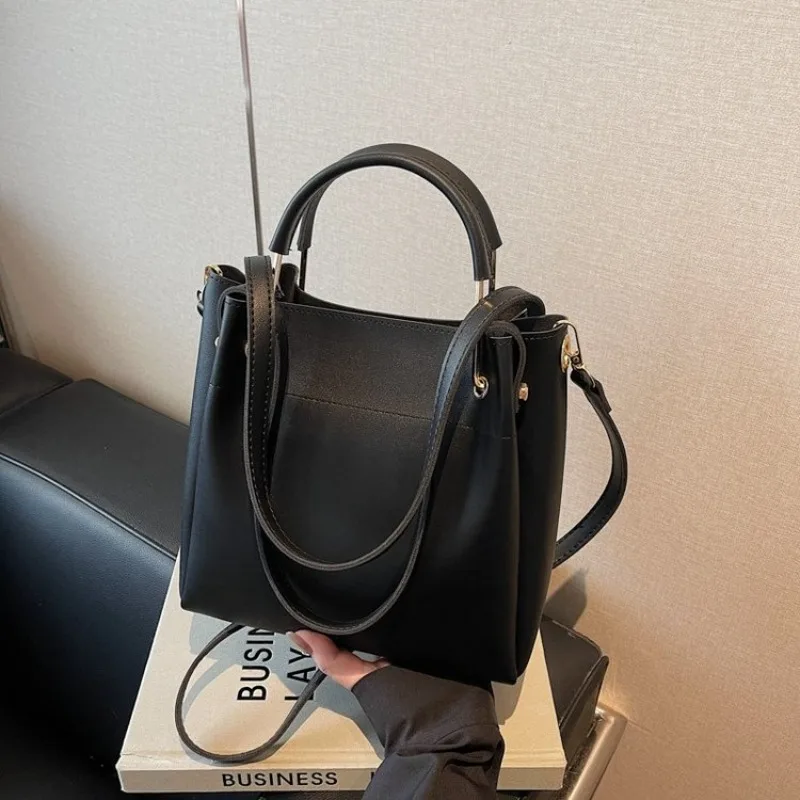 

Classic Leisure Handbag Ladies Trendy Paris Fashion Element Soft Leather Material Casual Travel Bag