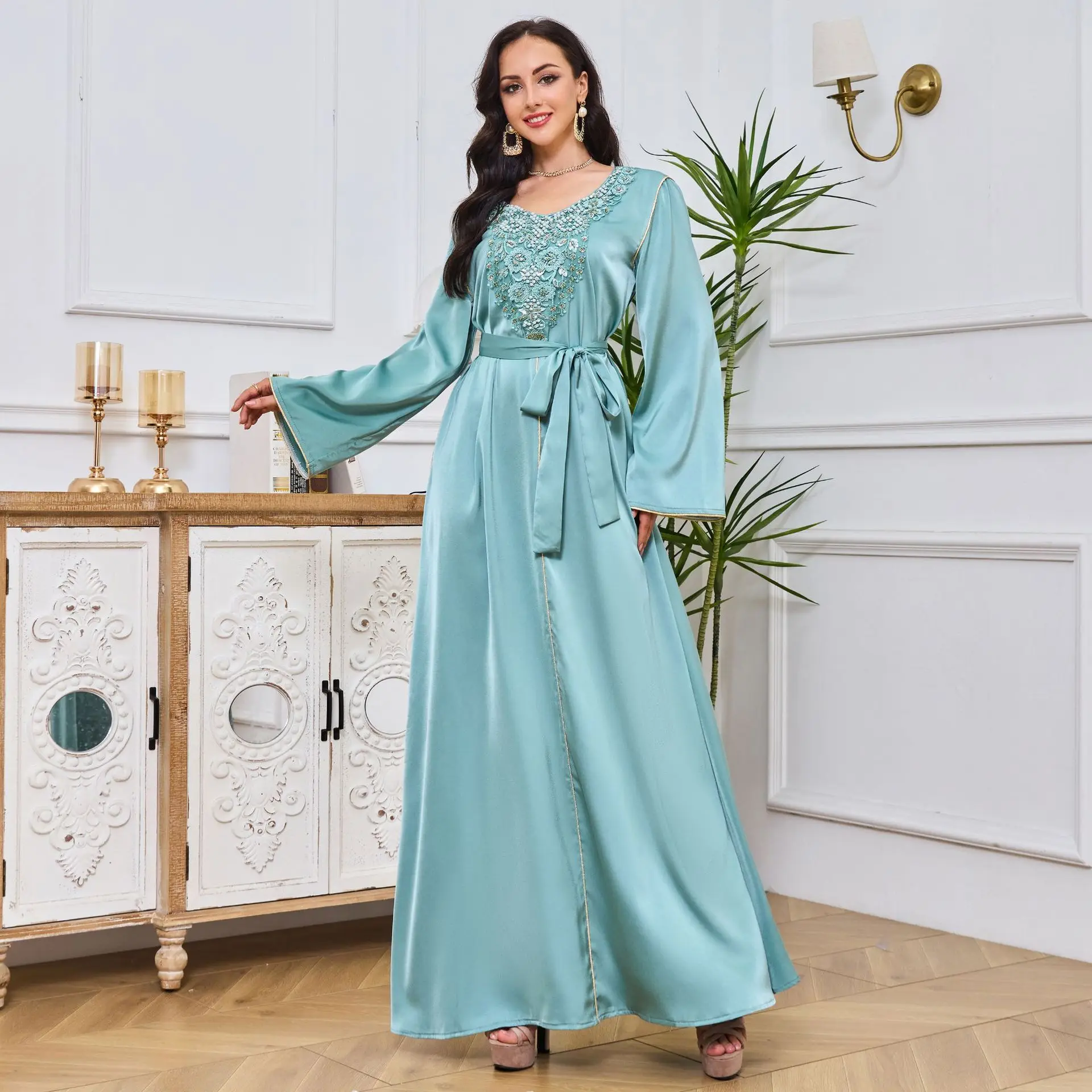 

Dubai Abaya Fashion Chic Ethnic Embroidery Diamonds Full Sleeve Crew Neck Sashes Elegant Caftan for Women Saudi Arabia Dress