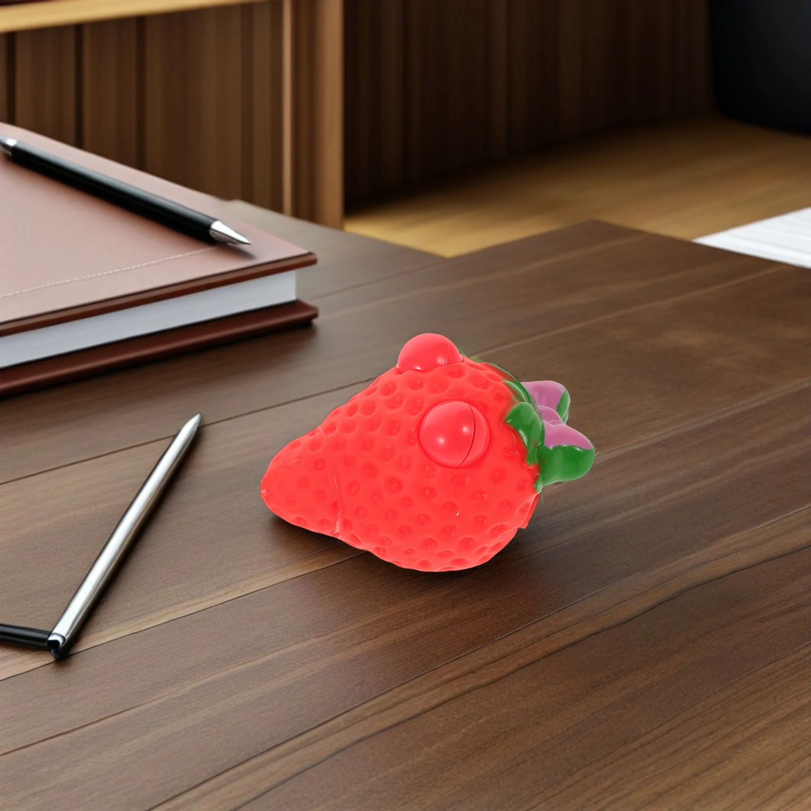 4 pezzi adorabili a forma di fragola spremere antistress ufficio decorazione della casa giocattoli di fragole compatti leggeri e portatili