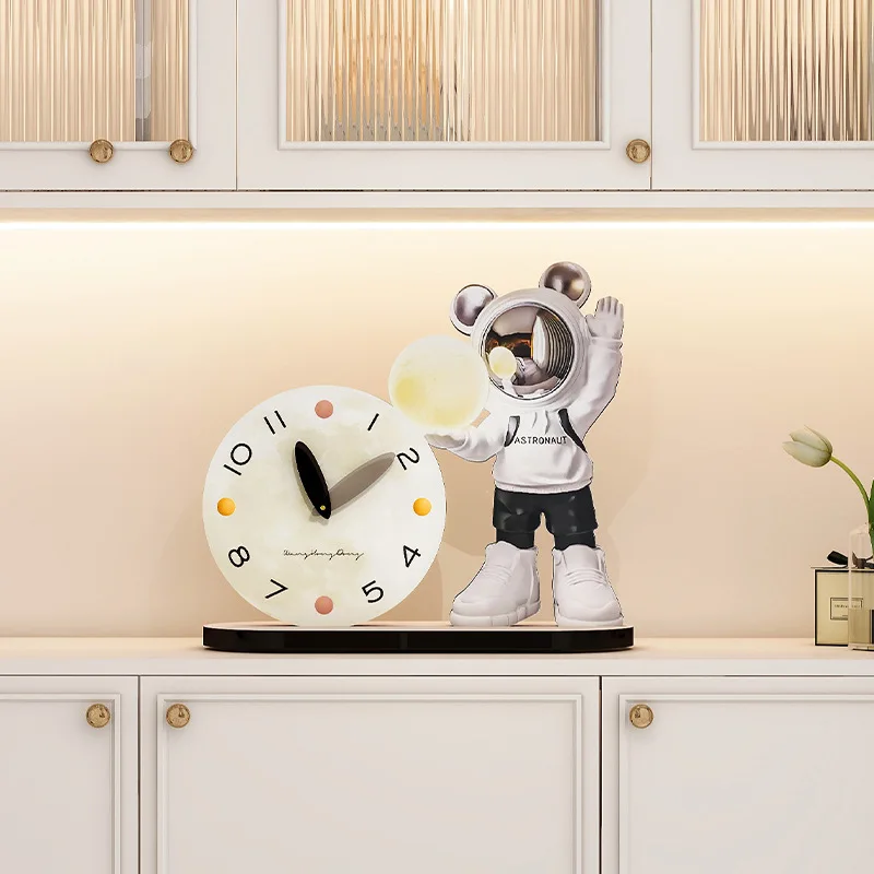 Креативные настольные часы с астронавтом