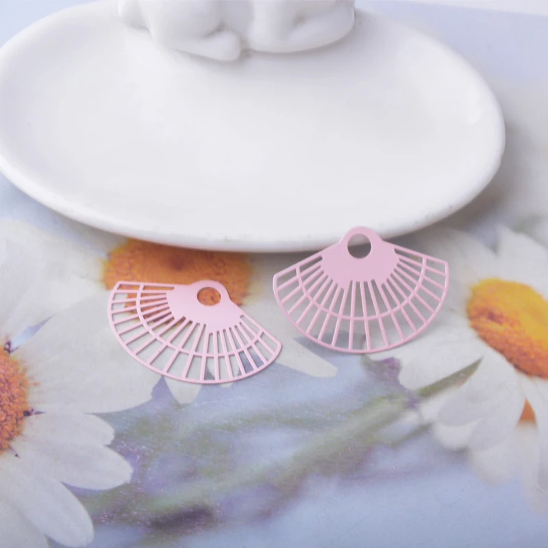 30 Stück AC15179 Messing-Schmuckanhänger, hellgoldene Blumen, bemalte Blumen, Anhänger, DIY-Accessoires für Damenohrringe – Detail 6