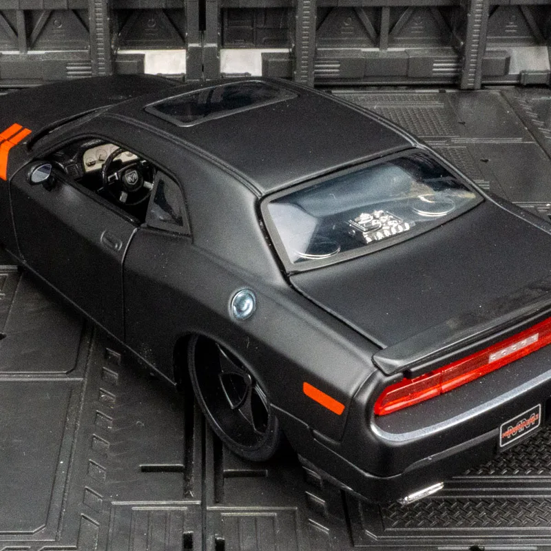 Maisto 1:24 simulación Dodge Challenger 2008 modelo de coche de aleación, puertas y capó de motor, el maletero se puede abrir un coche de juguete para niños