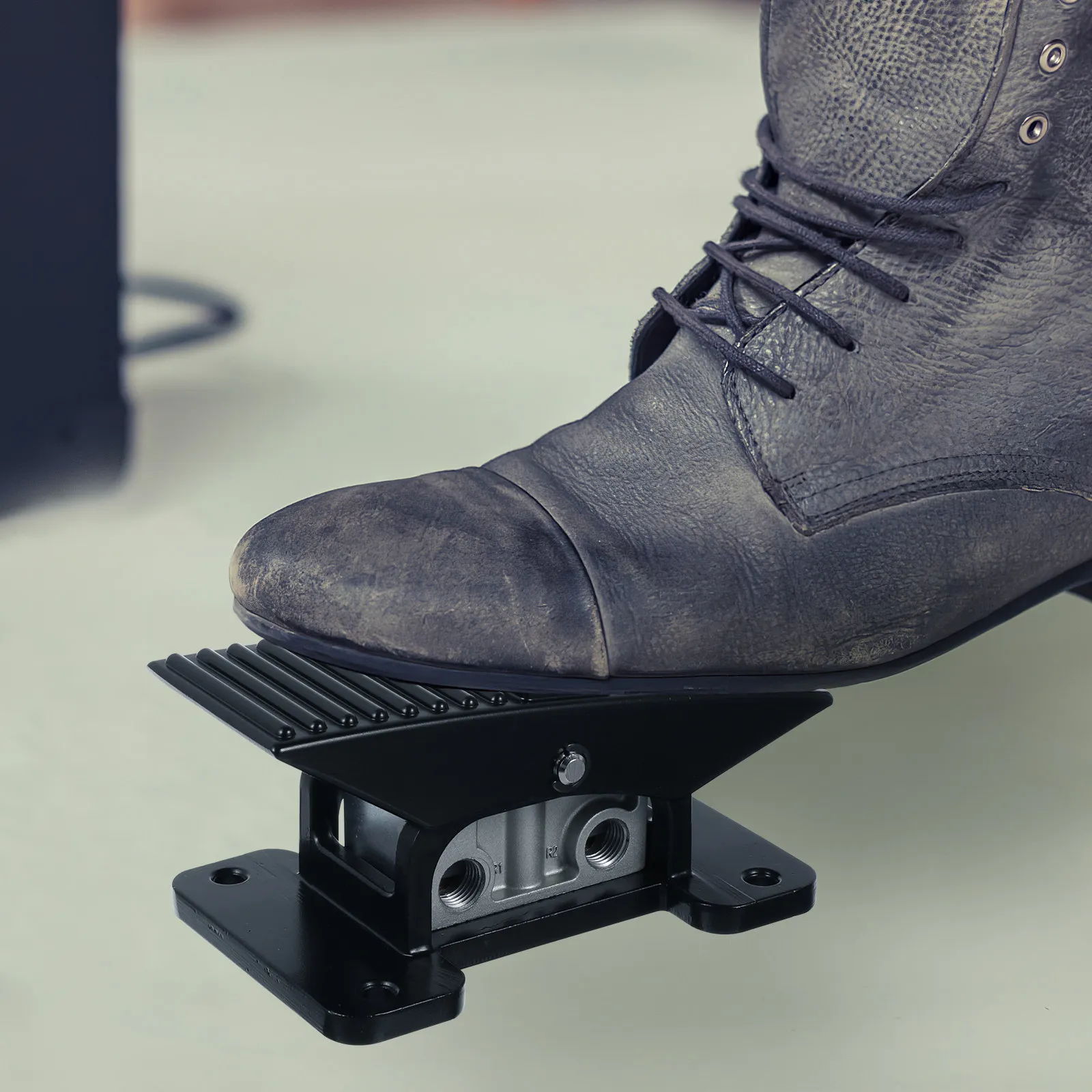 Detalle 2 de Electroválvula Momentary Foot Pedal Valve Zinc Alloy Housing Non Slip Textured Surface Hands Free Machine Tool Control Pneumatic Foot Air Pedal Neumática