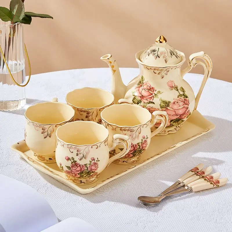 A complete set of coffee cups, afternoon tea cups, high-end retro European tea sets