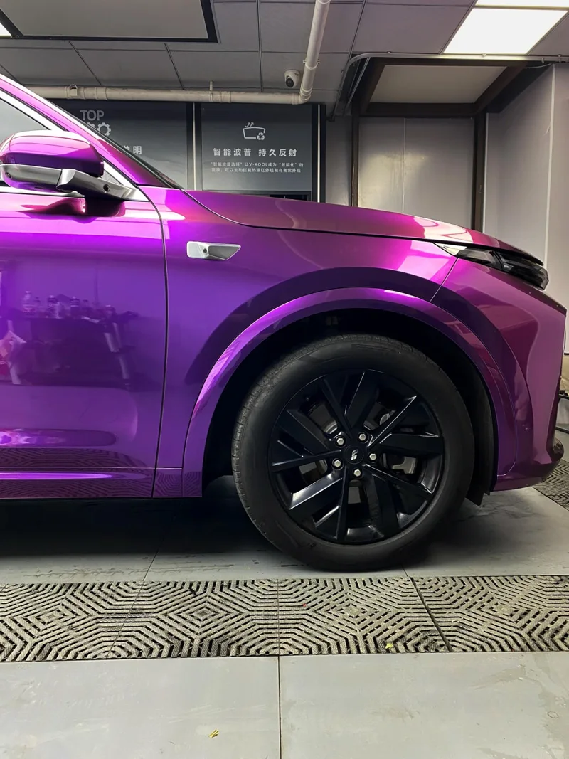 Premium PET Ultra Gloss Grape Purple Metallic Vinyl Wrap Roll mit Air Release Dehnbare selbstklebende Autoaufkleberverpackung – Detail 3