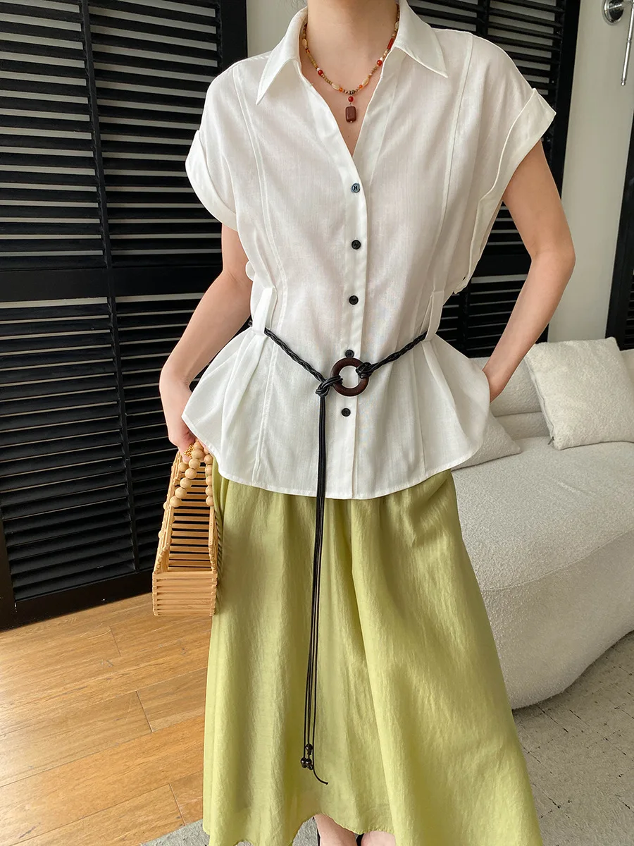 Sommerliches Damen-Freizeithemd mit einfarbigem Kragen, tailliertem Schnitt und schlank machendem, kurzärmeligem Design. – Detail 10