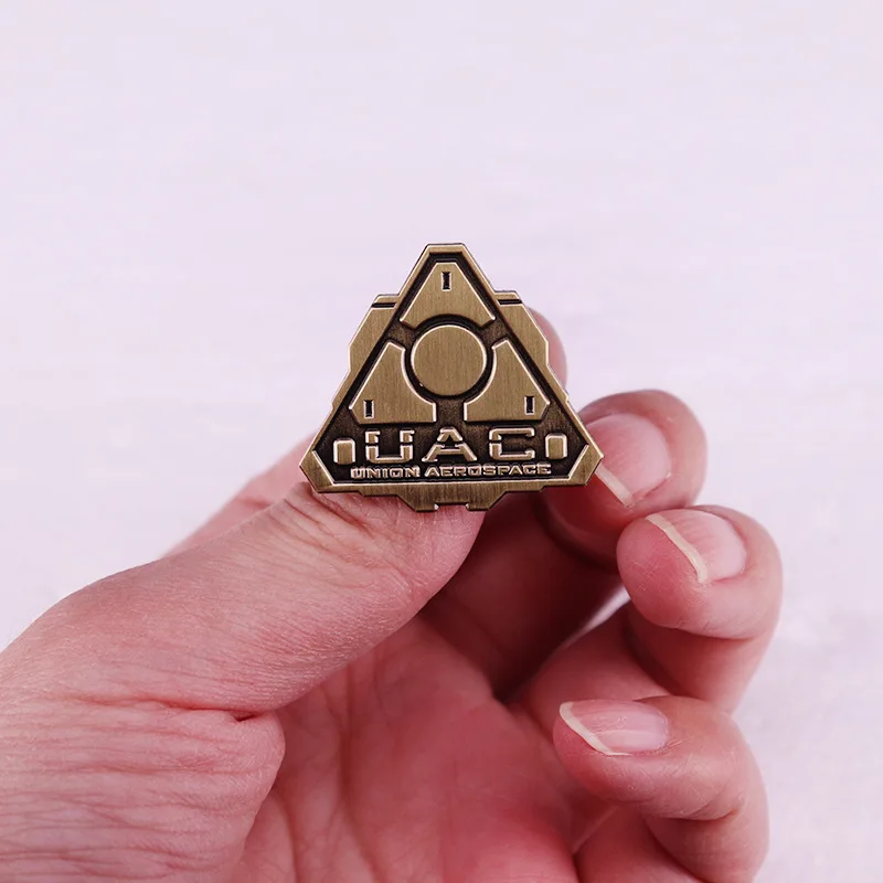 ドゥームゲーム周辺バッジユナイテッド航空ゲームアイコンブローチ三角形金属ピンファッションジュエリー衣類飾り少年ギフト