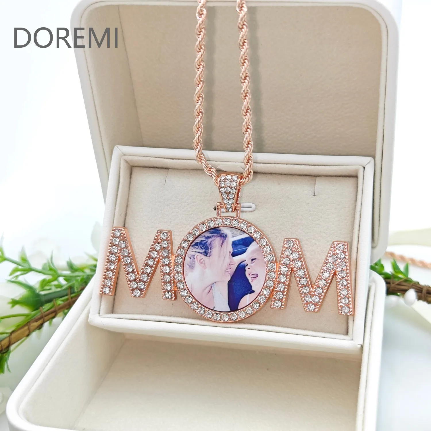 

DOREMI Custom Photo MOM Necklace For Mother's Day Fashion Personalized Picture Pendant With Zircon Gift Box Packing Necklace