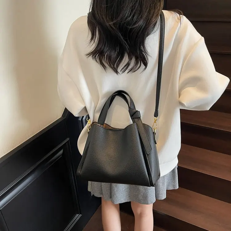 

2025 Summer 2275 Versatile High-end Sense New Magnetic Buckle Bucket Bag Average Size Single Shoulder Messenger Handbag P