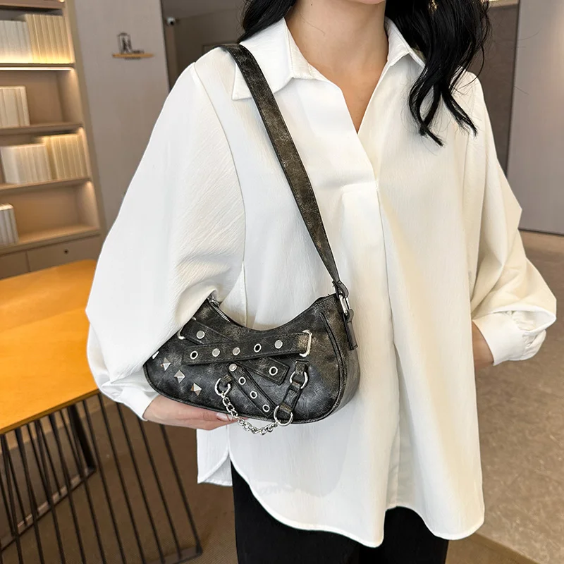 2024 New Ladies Leather Shoulder Bag Punk Rivet Chain Black Underam Bag Locomotive Cool Girls Tote Purse Luxury Shopper Handbag