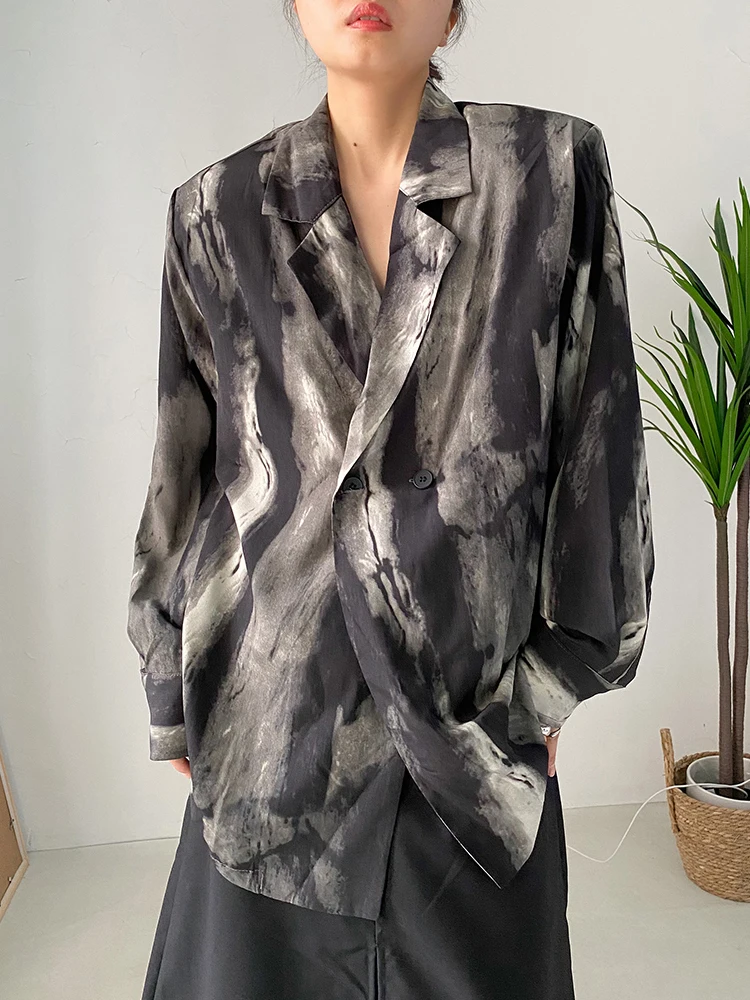 [EAM] Women Black Tie Dye Should Padded Big Size Blouse New Lapel Long Sleeve Loose Fit Shirt Fashion Spring Autumn 2024 1DF0348