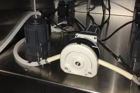 مضخة الجرعات التمعجية الصغيرة UCP302 معدات إضافية صغيرة مع محرك متدرج لتوصيل السائل الدقيق