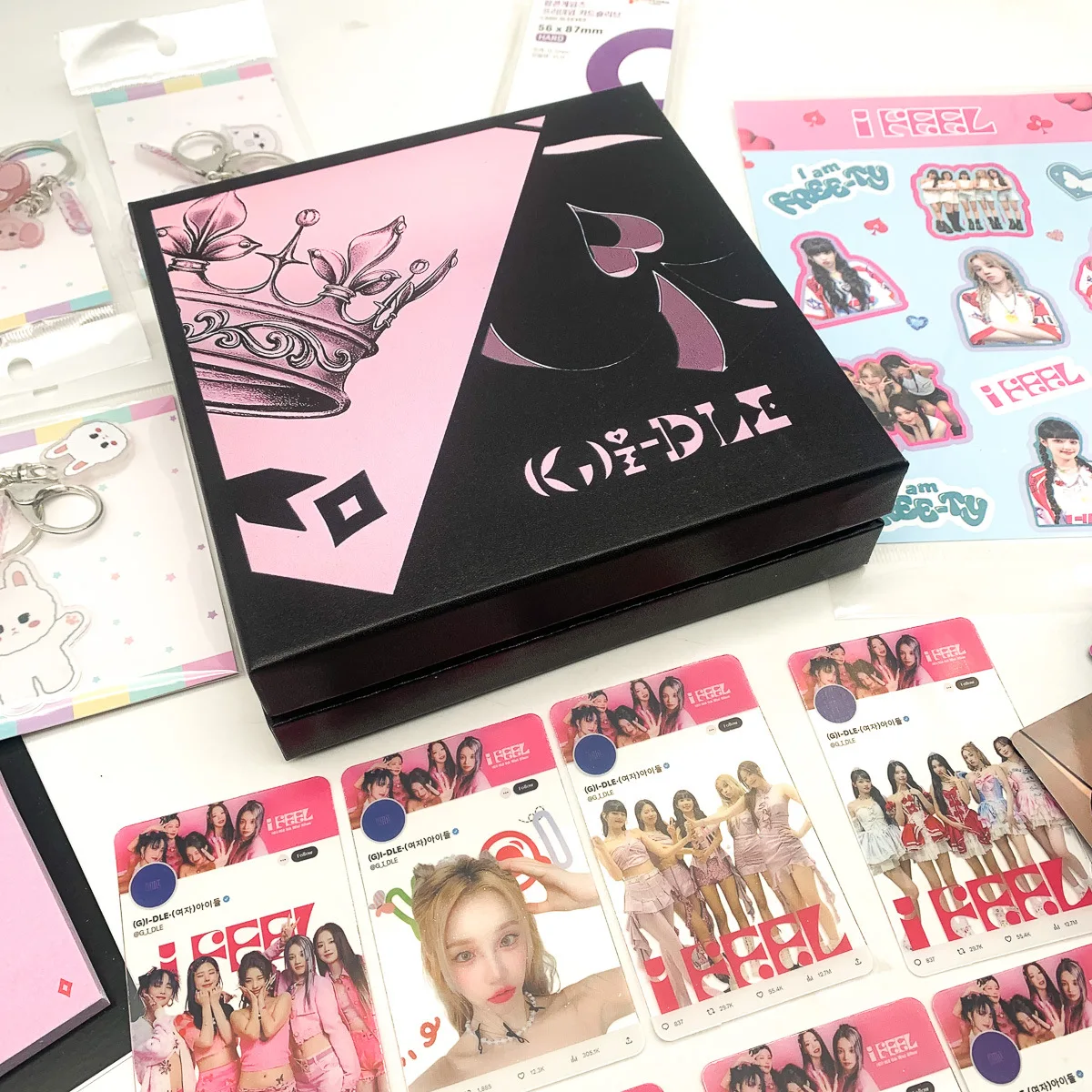 KPOP (G)I-DLE I FEEL Album Gift Box Shuhua YUQI Miyeon Fashion Photocards Keyring Stickers PVC Card Set Fans Birthday Collection