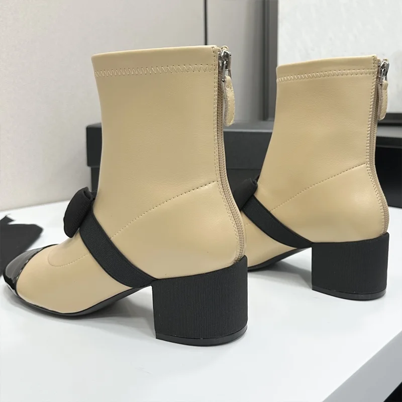 Novas botas curtas femininas de pele de carneiro elásticas de alta qualidade com saltos grossos e grossos detalhes de arco multicolorido 25110809