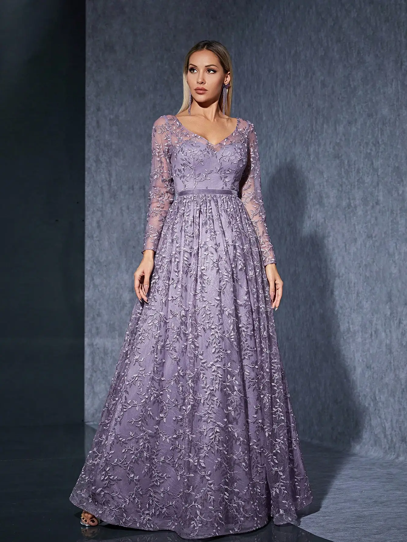 Mgiacy (non-locating flower) Langes Kleid mit V-Ausschnitt, langen Ärmeln, bestickter Spitze, durchsichtigem Satin und Gürtel mit weitem Saum – Detail 2