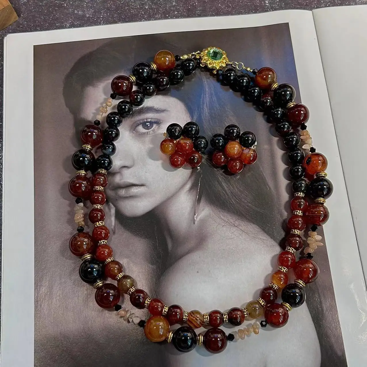

Винтажное ожерелье и серьги из бисера, красные и черные агатовые бусины с золотыми акцентами, элегантные ретро-ювелирные изделия ручной работы для женщин