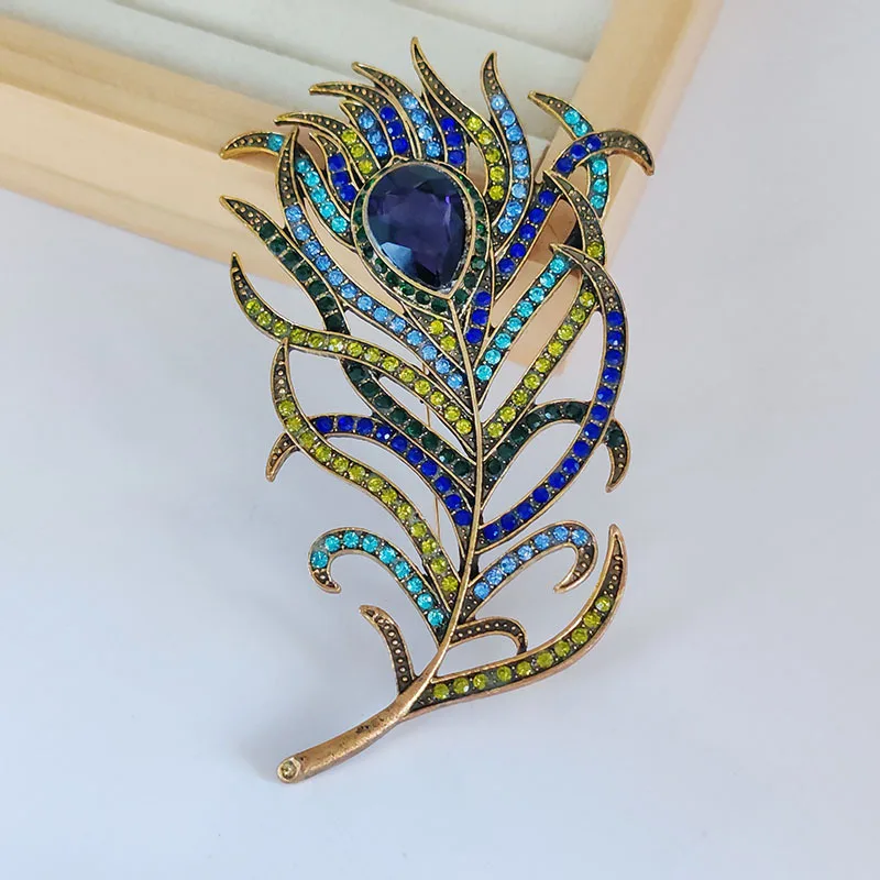 New Creative Peacock Feather Brooch Rhinestone Hollow Vintage Multi-color Rhinestone Brooches Female Scarf Buckle Jewelr Piny