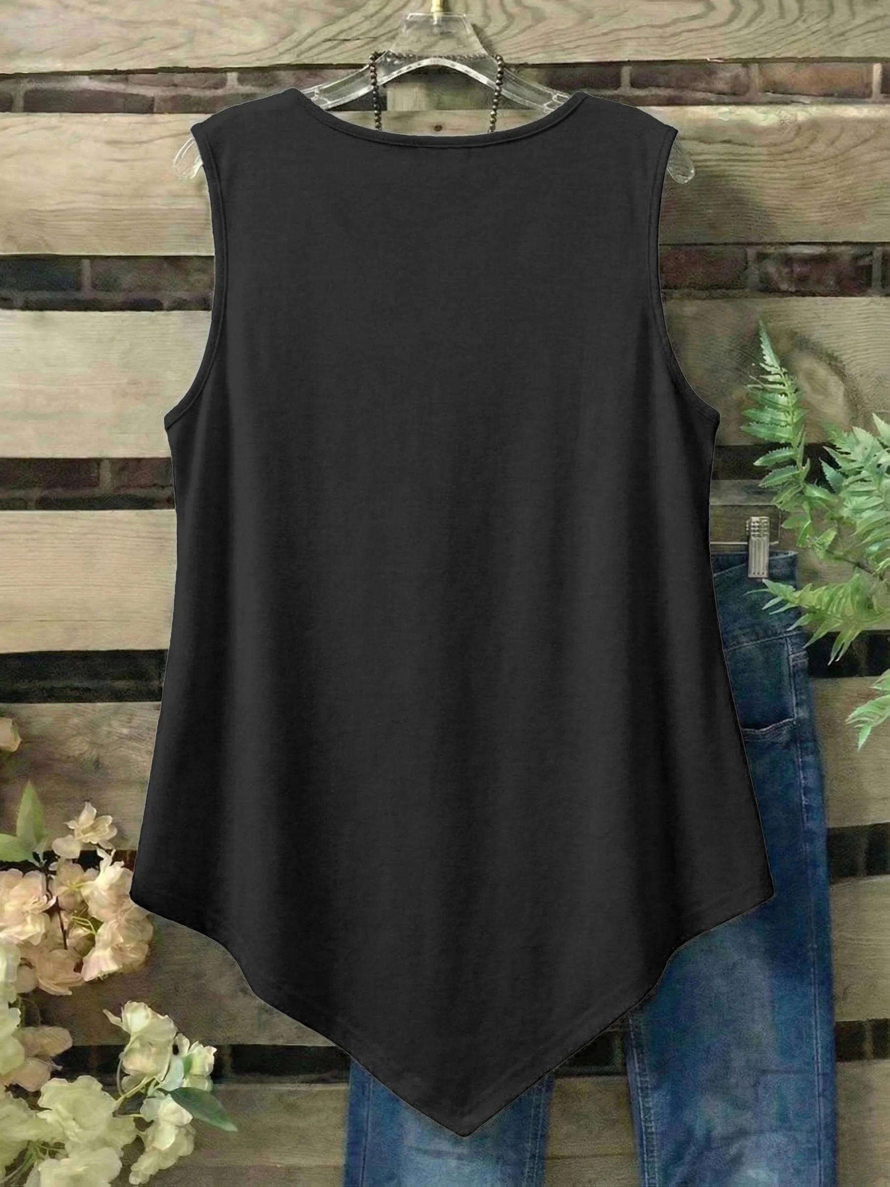 Ärmelloses Damen-Top in Übergröße mit Knopfdetail für mühelosen Stil – Detail 2